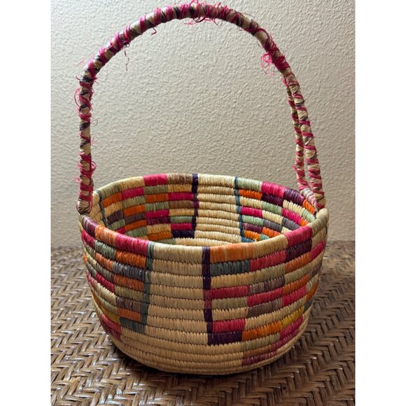 Handwoven Multicolored Straw Basket With Handle - Vibrant Patterned Design - Picture 4 of 9